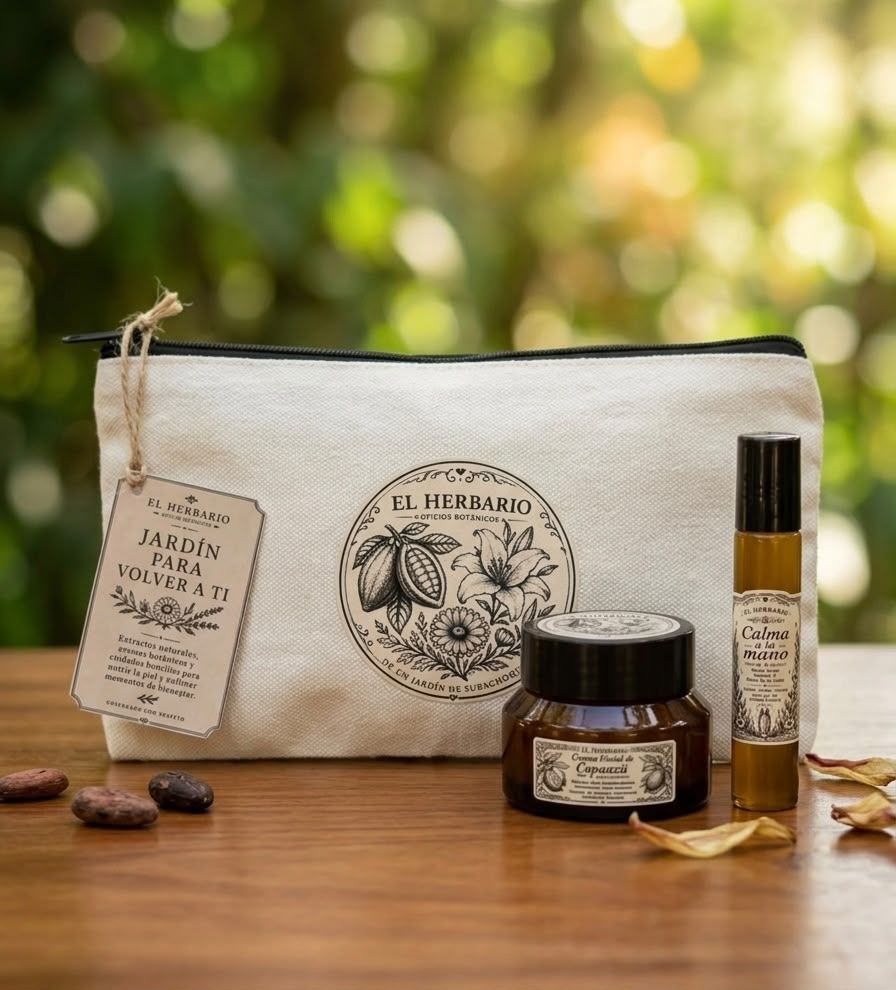 Cosmetiquera de tela con el sello de El Herbario y la etiqueta «Jardín para volver a ti», con la crema facial de copoazú y el roll-on Calma a la mano